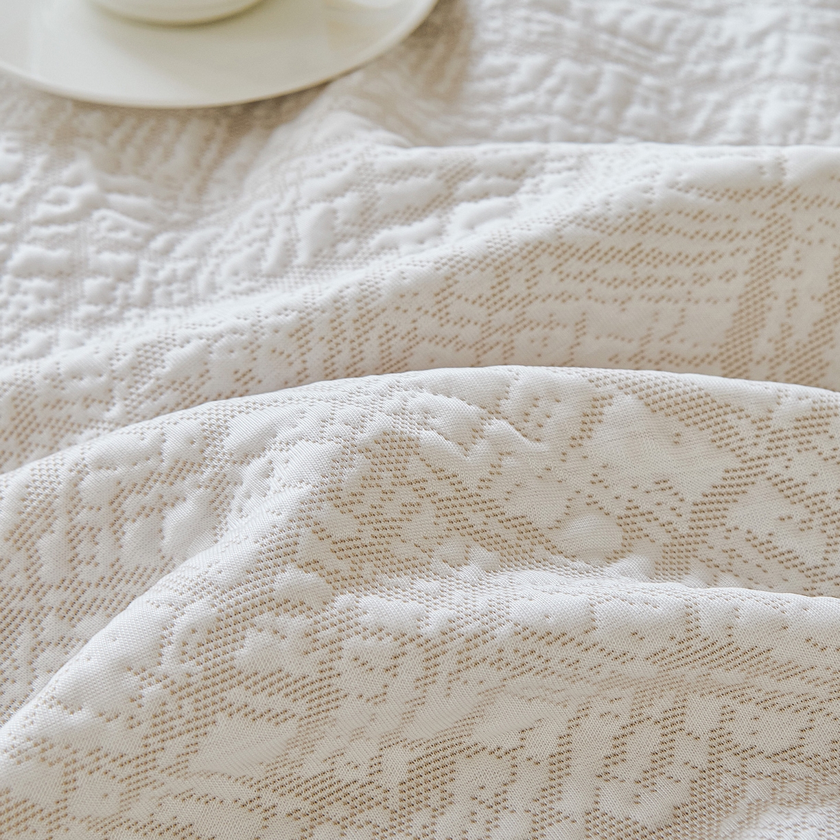 91家纺网 家纺一手货源 找家纺 卡初家居（原微来） 2026新款PE凉感冰丝沙发盖毯沙发巾系列 依恋-米