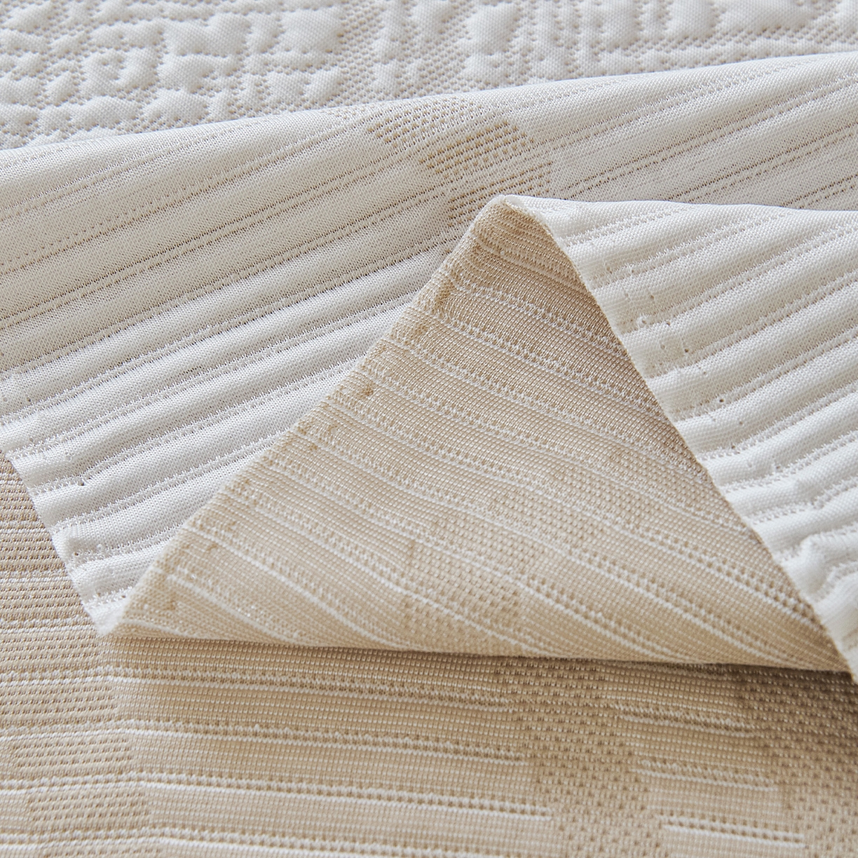 91家纺网 家纺一手货源 找家纺 卡初家居（原微来） 2026新款PE凉感冰丝沙发盖毯沙发巾系列 依恋-米