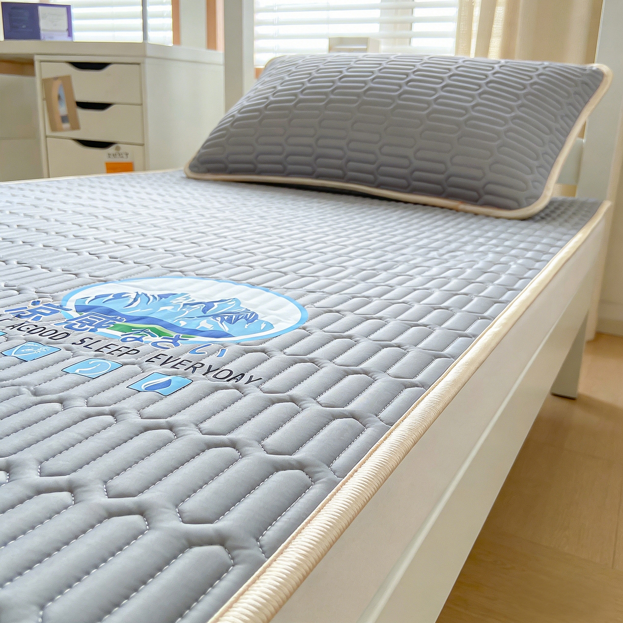 91家纺网 家纺一手货源 找家纺 奇丝雅 026新款夏季A类乳胶凉席冰丝席冰丝凉席学生宿舍单人席子软可机洗凉席-学生床 银灰