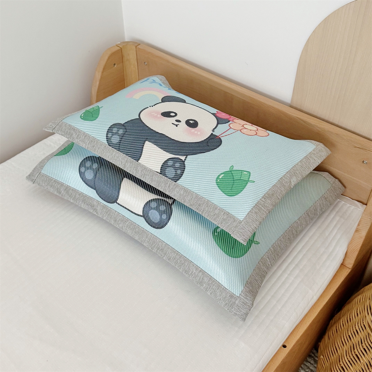 91家纺网 家纺一手货源 找家纺 萌宝家纺 夏季A类大版儿童冰藤枕套夏季双面枕头幼儿园冰藤枕套儿童冰丝枕头 气球熊猫