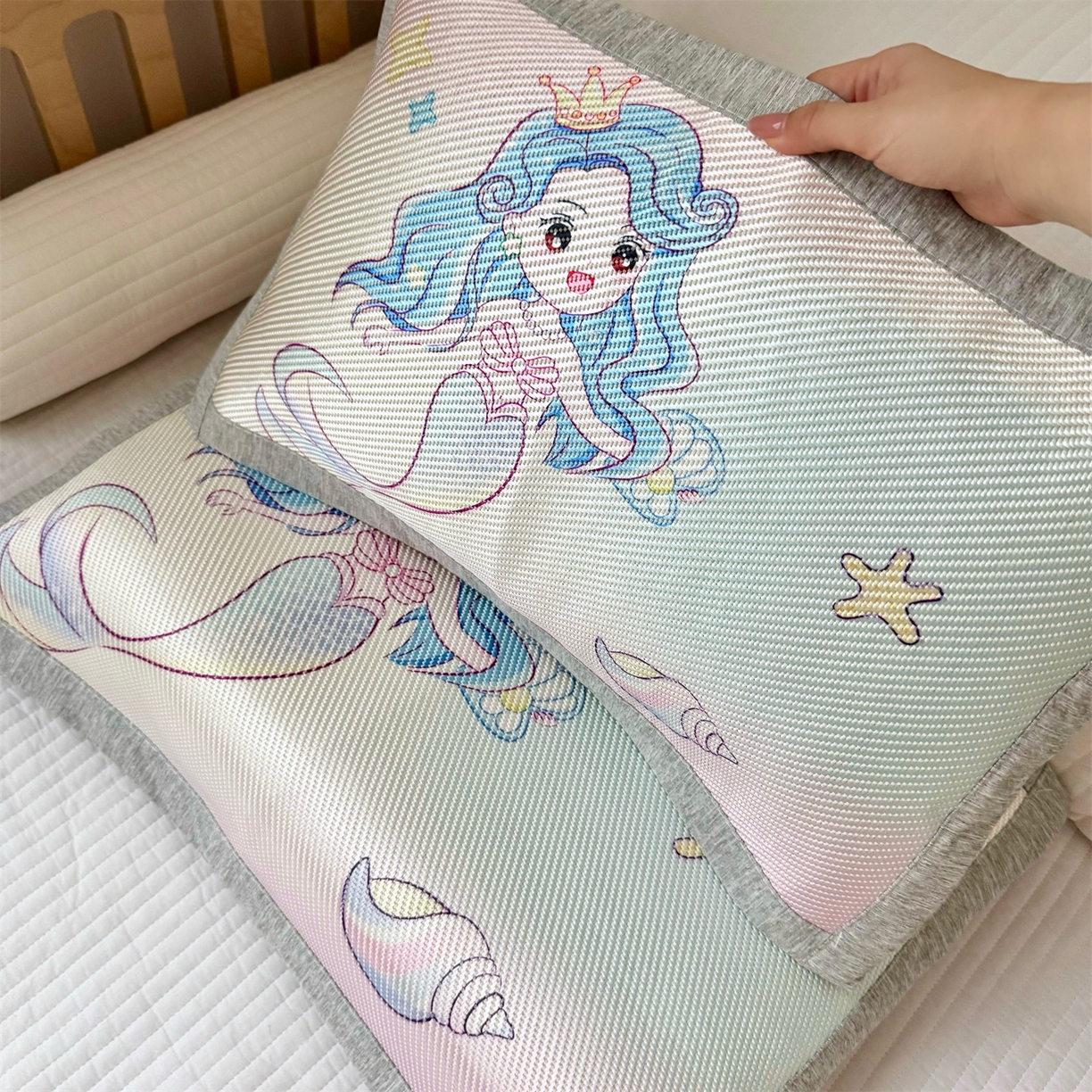 91家纺网 家纺一手货源 找家纺 萌宝家纺 夏季A类大版儿童冰藤枕套夏季双面枕头幼儿园冰藤枕套儿童冰丝枕头 人鱼公主