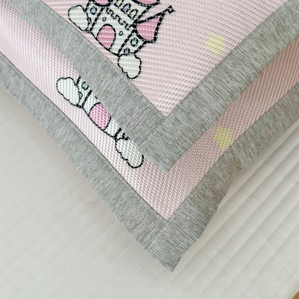 91家纺网 家纺一手货源 找家纺 萌宝家纺 夏季A类大版儿童冰藤枕套夏季双面枕头幼儿园冰藤枕套儿童冰丝枕头 小马