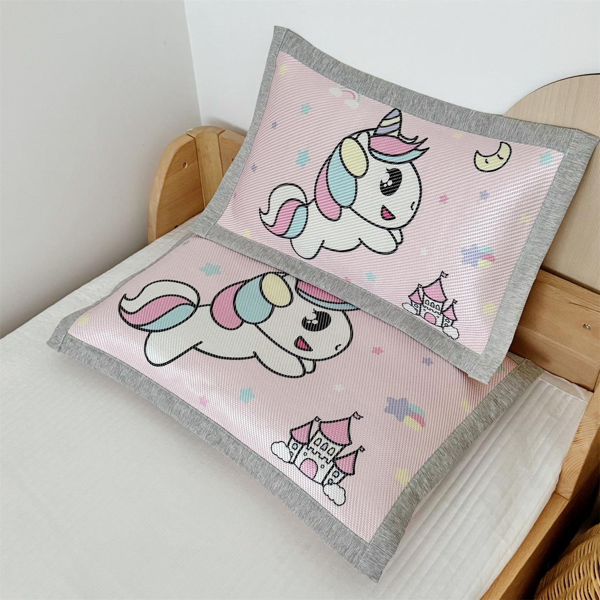 91家纺网 家纺一手货源 找家纺 萌宝家纺 夏季A类大版儿童冰藤枕套夏季双面枕头幼儿园冰藤枕套儿童冰丝枕头 小马