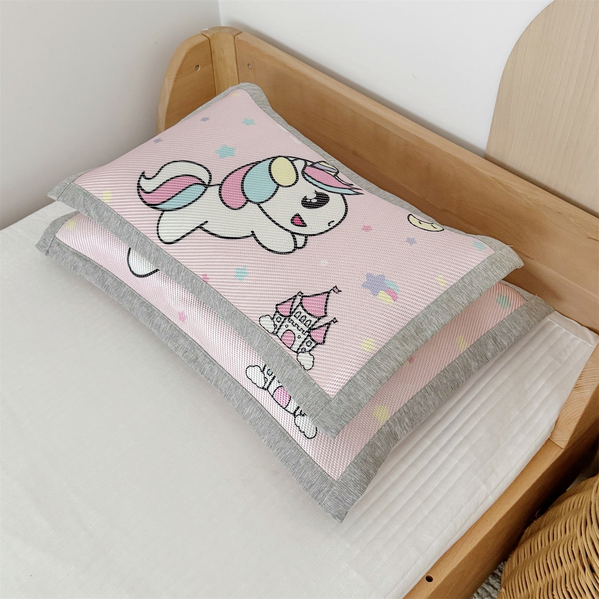 91家纺网 家纺一手货源 找家纺 萌宝家纺 夏季A类大版儿童冰藤枕套夏季双面枕头幼儿园冰藤枕套儿童冰丝枕头 小马