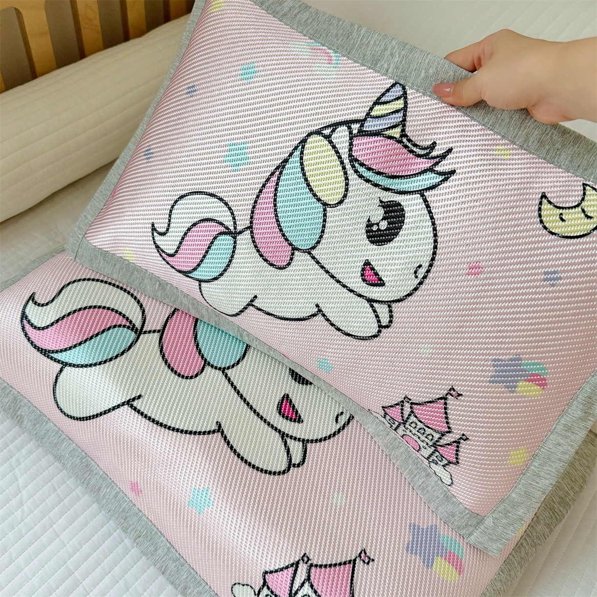 91家纺网 家纺一手货源 找家纺 萌宝家纺 夏季A类大版儿童冰藤枕套夏季双面枕头幼儿园冰藤枕套儿童冰丝枕头 小马