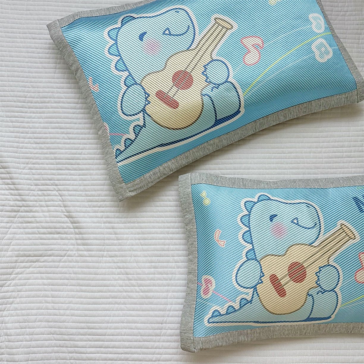 91家纺网 家纺一手货源 找家纺 萌宝家纺 夏季A类大版儿童冰藤枕套夏季双面枕头幼儿园冰藤枕套儿童冰丝枕头 音乐恐龙