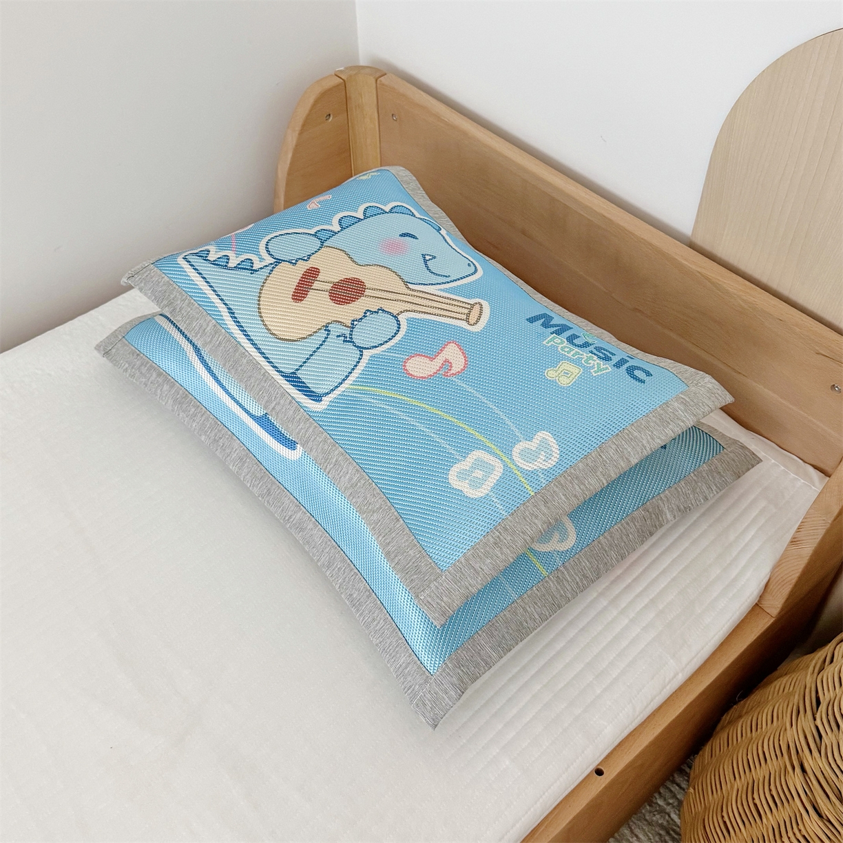 91家纺网 家纺一手货源 找家纺 萌宝家纺 夏季A类大版儿童冰藤枕套夏季双面枕头幼儿园冰藤枕套儿童冰丝枕头 音乐恐龙