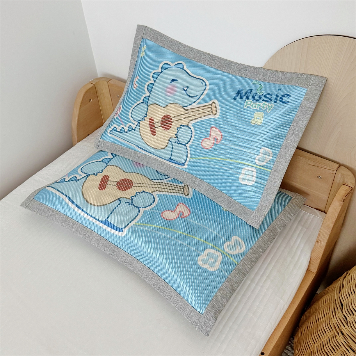 91家纺网 家纺一手货源 找家纺 萌宝家纺 夏季A类大版儿童冰藤枕套夏季双面枕头幼儿园冰藤枕套儿童冰丝枕头 音乐恐龙