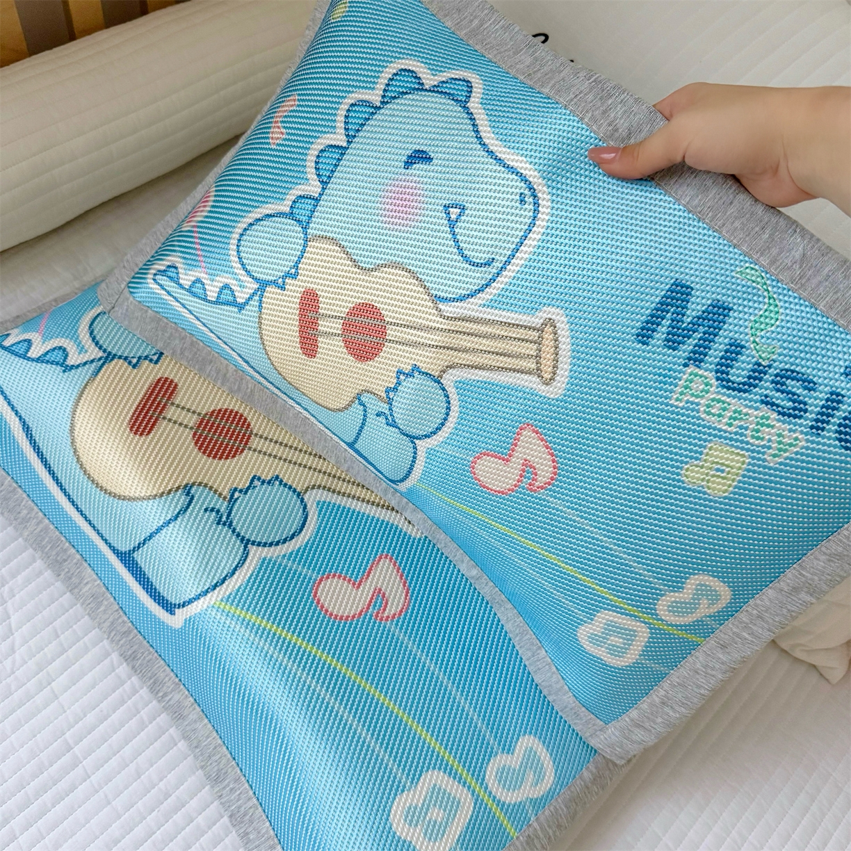 91家纺网 家纺一手货源 找家纺 萌宝家纺 夏季A类大版儿童冰藤枕套夏季双面枕头幼儿园冰藤枕套儿童冰丝枕头 音乐恐龙