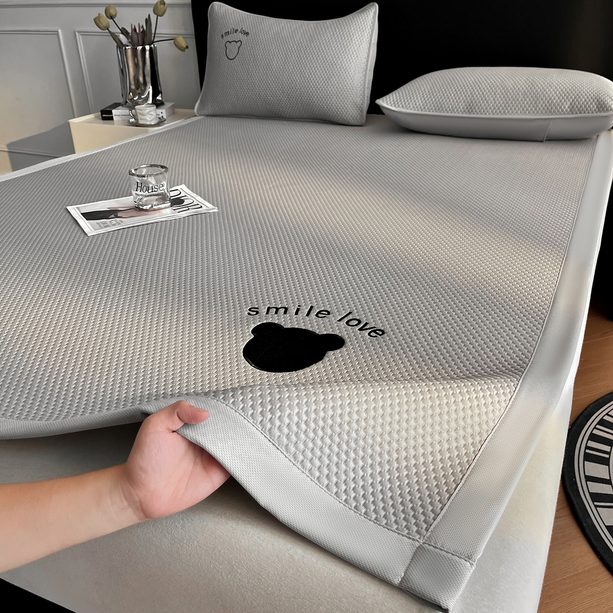 91家纺网 家纺一手货源 找家纺 奇丝雅 2026新款夏季A类真PE凉感冰豆豆凉席冰丝床单单件冰丝席家用可机洗-大床 八宝熊-灰