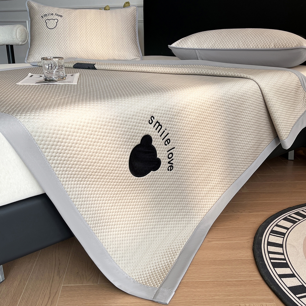 91家纺网 家纺一手货源 找家纺 奇丝雅 2026新款夏季A类真PE凉感冰豆豆凉席冰丝床单单件冰丝席家用可机洗-大床 八宝熊-咖