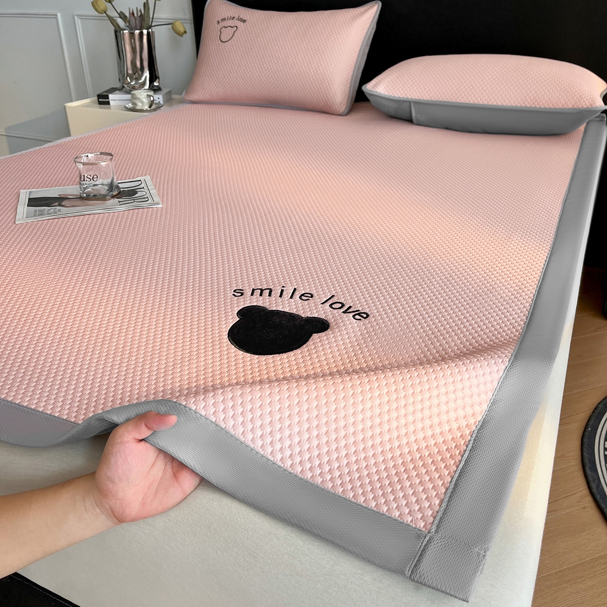 91家纺网 家纺一手货源 找家纺 奇丝雅 2026新款夏季A类真PE凉感冰豆豆凉席冰丝床单单件冰丝席家用可机洗-大床 八宝熊-粉