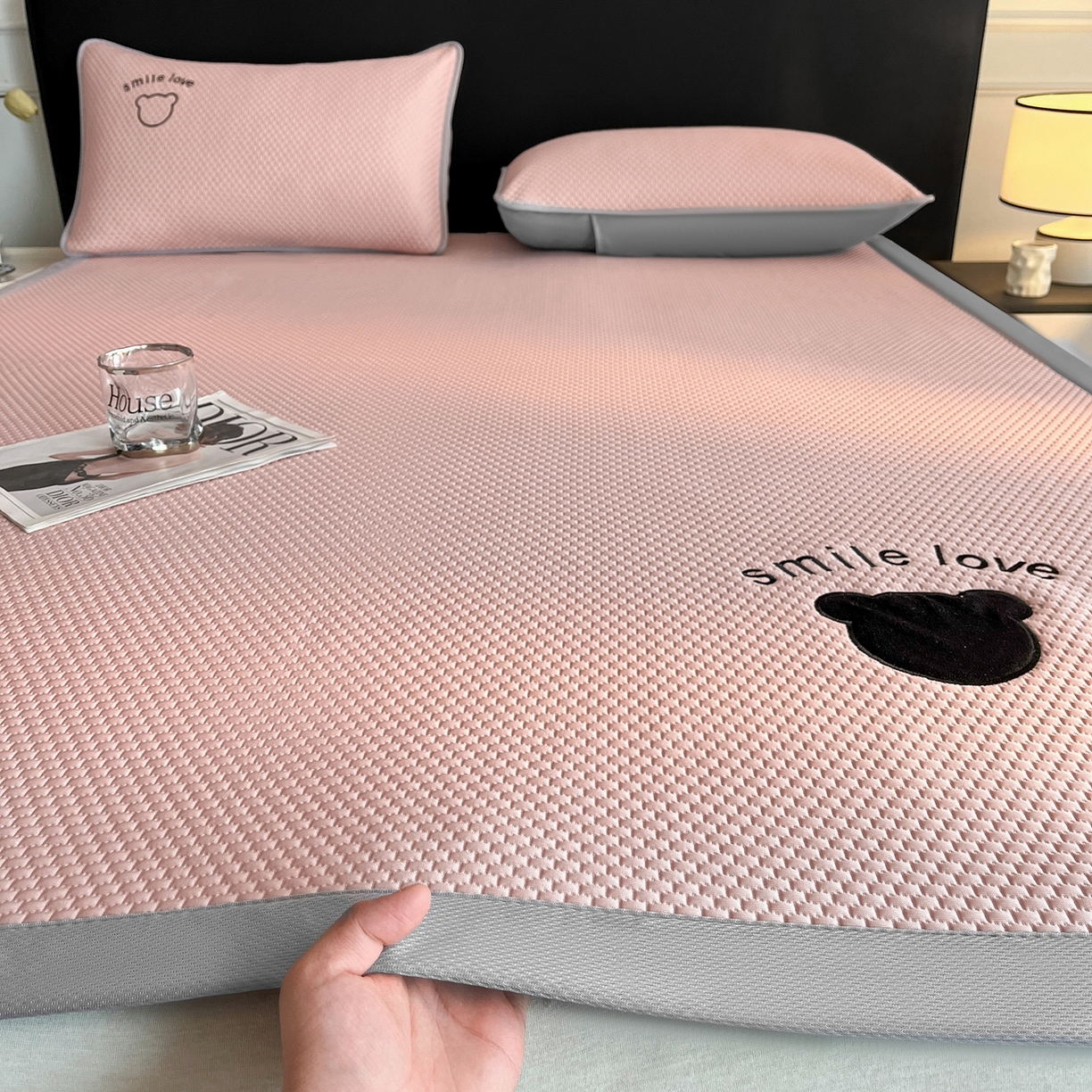 91家纺网 家纺一手货源 找家纺 奇丝雅 2026新款夏季A类真PE凉感冰豆豆凉席冰丝床单单件冰丝席家用可机洗-大床 八宝熊-粉