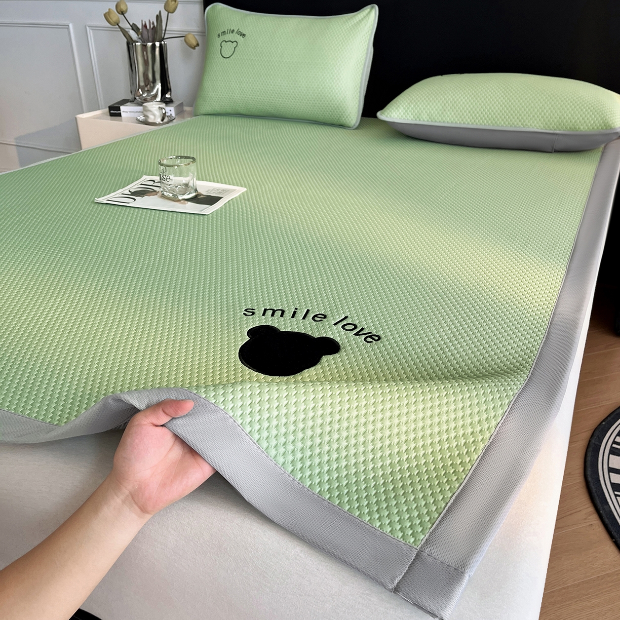 91家纺网 家纺一手货源 找家纺 奇丝雅 2026新款夏季A类真PE凉感冰豆豆凉席冰丝床单单件冰丝席家用可机洗-大床 八宝熊-绿