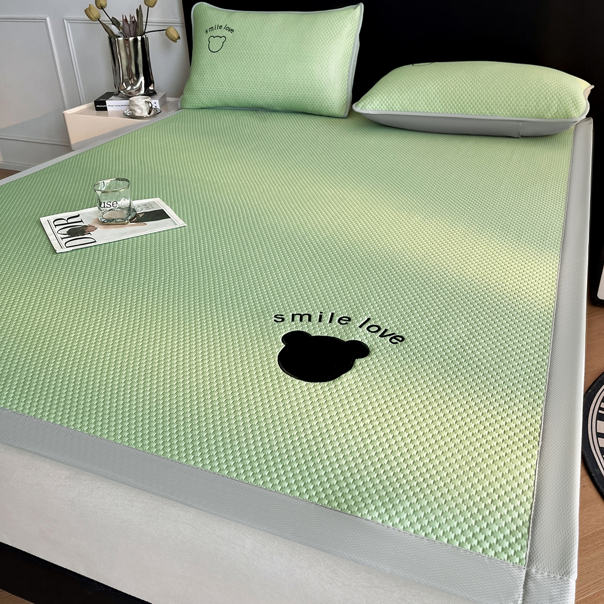 91家纺网 家纺一手货源 找家纺 奇丝雅 2026新款夏季A类真PE凉感冰豆豆凉席冰丝床单单件冰丝席家用可机洗-大床 八宝熊-绿