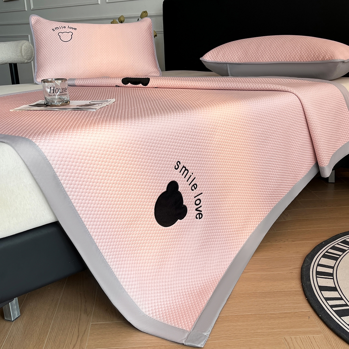 91家纺网 家纺一手货源 找家纺 奇丝雅 2026新款夏季A类真PE凉感冰豆豆凉席冰丝床单单件冰丝席家用可机洗-大床 八宝熊-粉