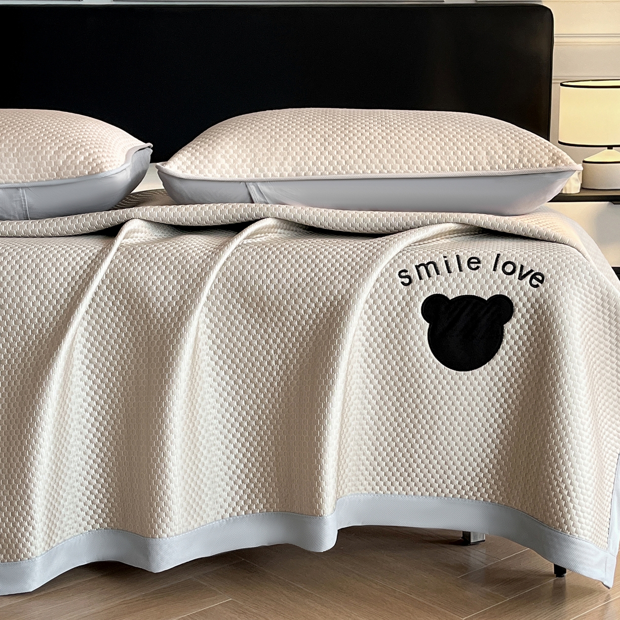 91家纺网 家纺一手货源 找家纺 奇丝雅 2026新款夏季A类真PE凉感冰豆豆凉席冰丝床单单件冰丝席家用可机洗-大床 八宝熊-咖