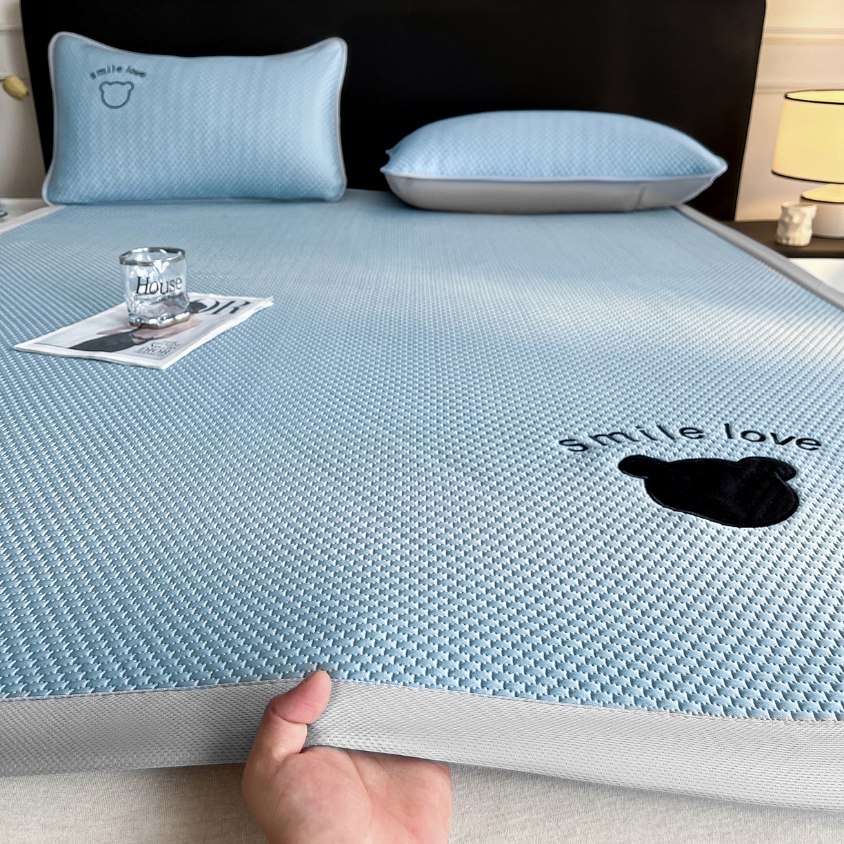 91家纺网 家纺一手货源 找家纺 奇丝雅 2026新款夏季A类真PE凉感冰豆豆凉席冰丝床单单件冰丝席家用可机洗-大床 八宝熊-蓝