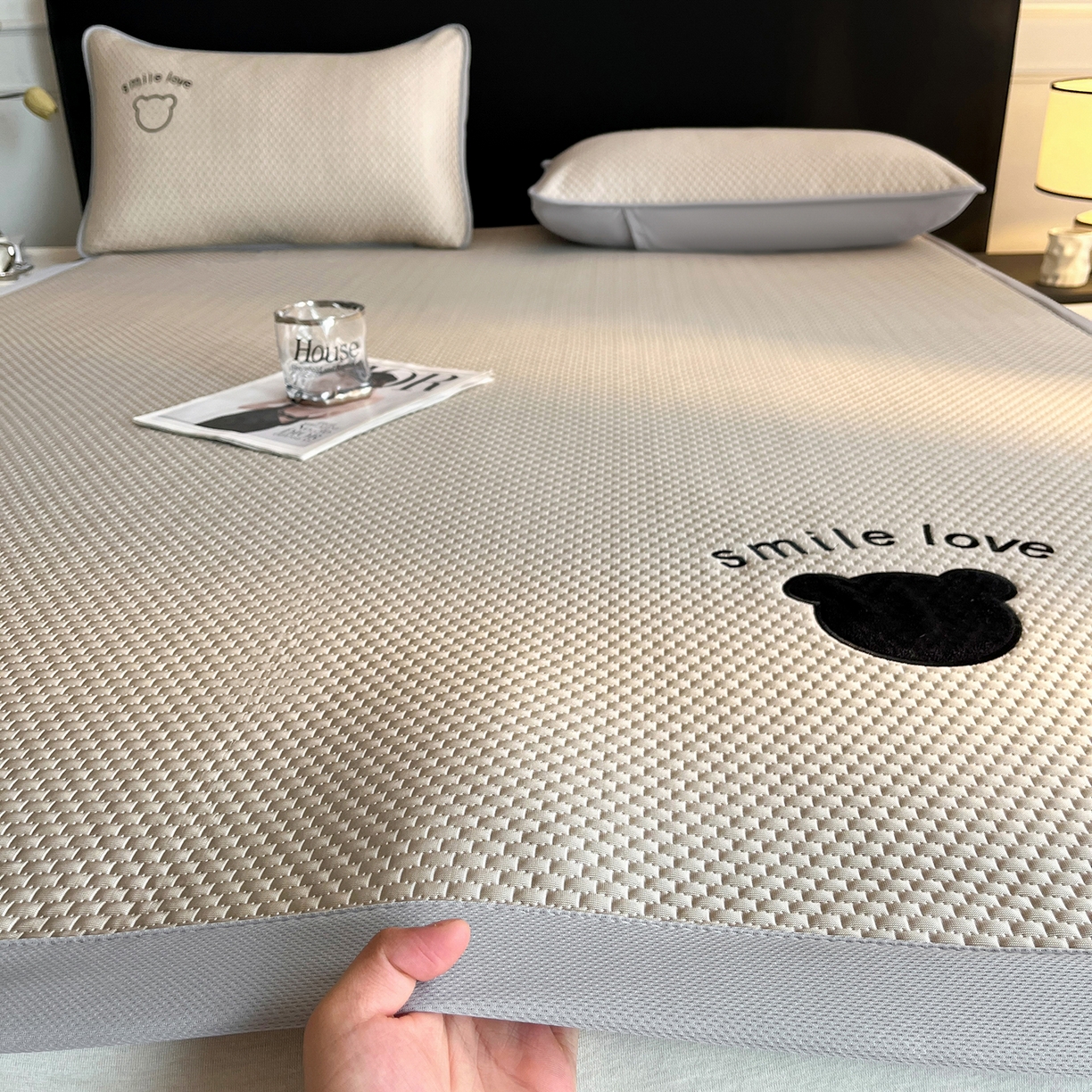 91家纺网 家纺一手货源 找家纺 奇丝雅 2026新款夏季A类真PE凉感冰豆豆凉席冰丝床单单件冰丝席家用可机洗-大床 八宝熊-咖