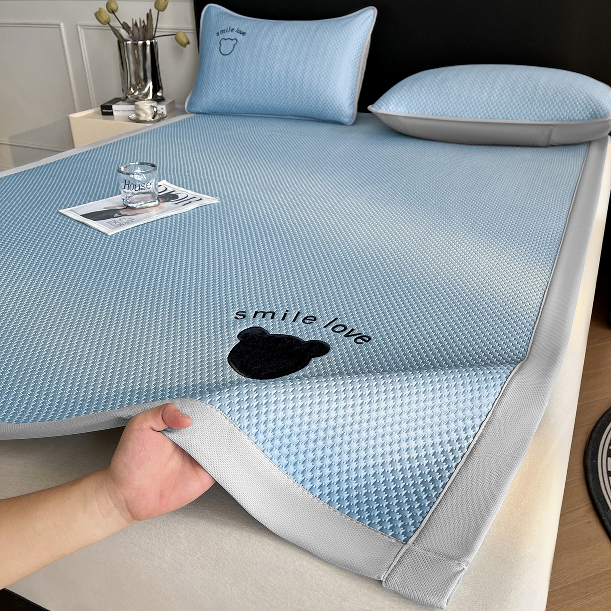 91家纺网 家纺一手货源 找家纺 奇丝雅 2026新款夏季A类真PE凉感冰豆豆凉席冰丝床单单件冰丝席家用可机洗-大床 八宝熊-蓝