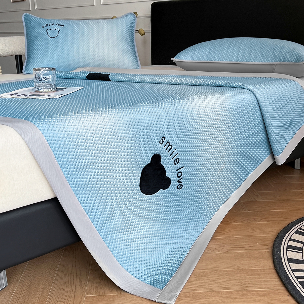 91家纺网 家纺一手货源 找家纺 奇丝雅 2026新款夏季A类真PE凉感冰豆豆凉席冰丝床单单件冰丝席家用可机洗-大床 八宝熊-蓝