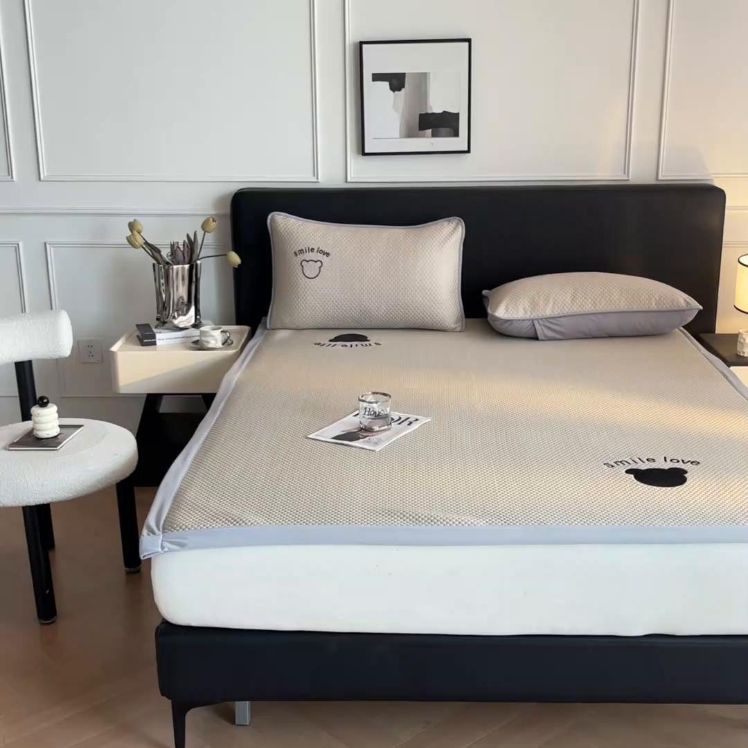 91家纺网 家纺一手货源 找家纺 奇丝雅 2026新款夏季A类真PE凉感冰豆豆凉席冰丝床单单件冰丝席家用可机洗-大床 八宝熊-咖