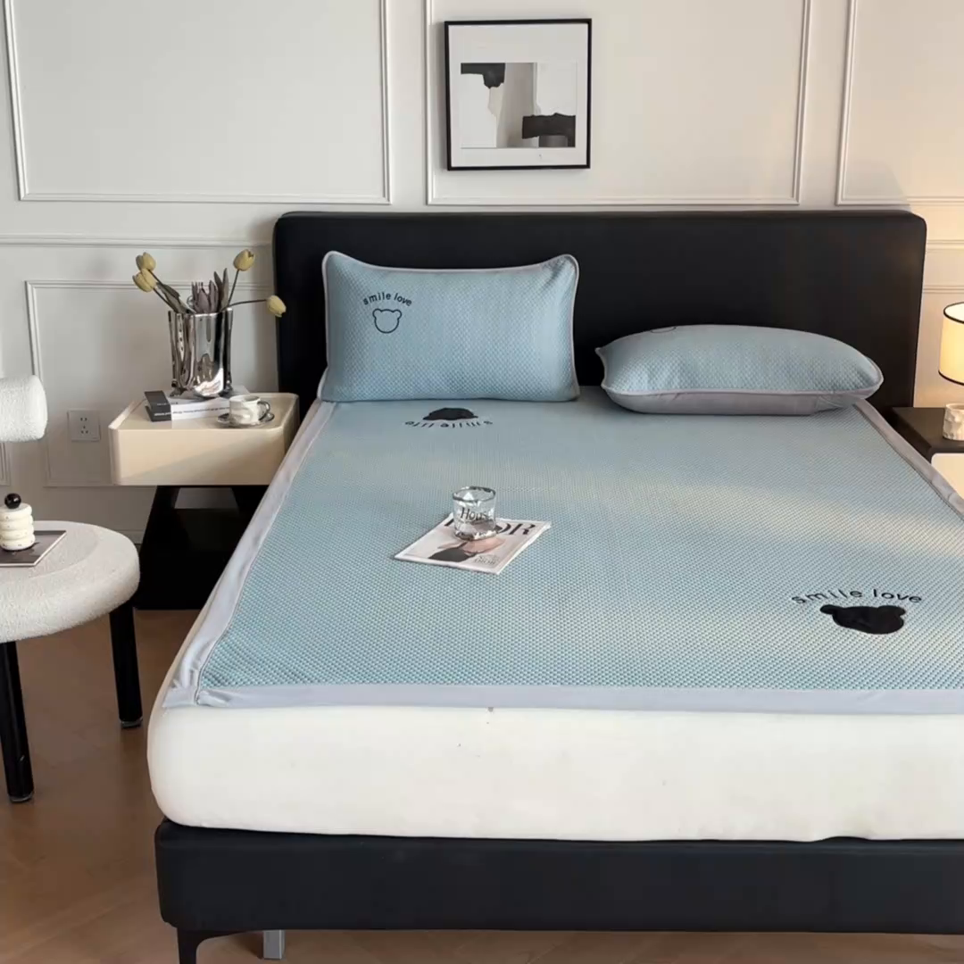 91家纺网 家纺一手货源 找家纺 奇丝雅 2026新款夏季A类真PE凉感冰豆豆凉席冰丝床单单件冰丝席家用可机洗-大床 八宝熊-蓝