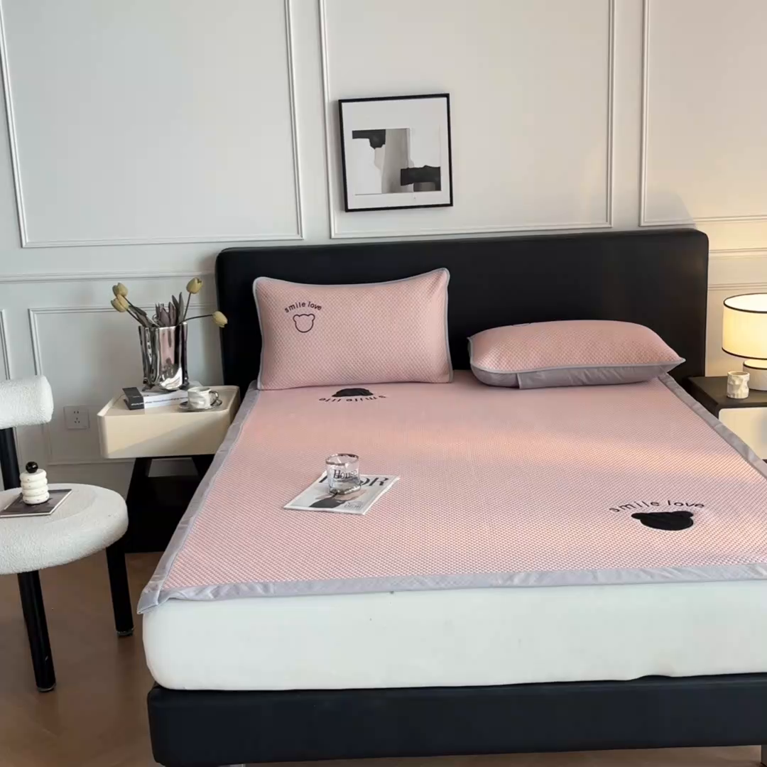 91家纺网 家纺一手货源 找家纺 奇丝雅 2026新款夏季A类真PE凉感冰豆豆凉席冰丝床单单件冰丝席家用可机洗-大床 八宝熊-粉