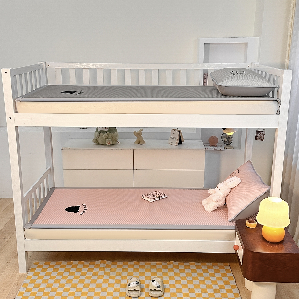 91家纺网 家纺一手货源 找家纺 奇丝雅 2026新款夏季A类真PE凉感冰豆豆凉席冰丝床单单件冰丝席可机洗单人-学生床 八宝熊-粉