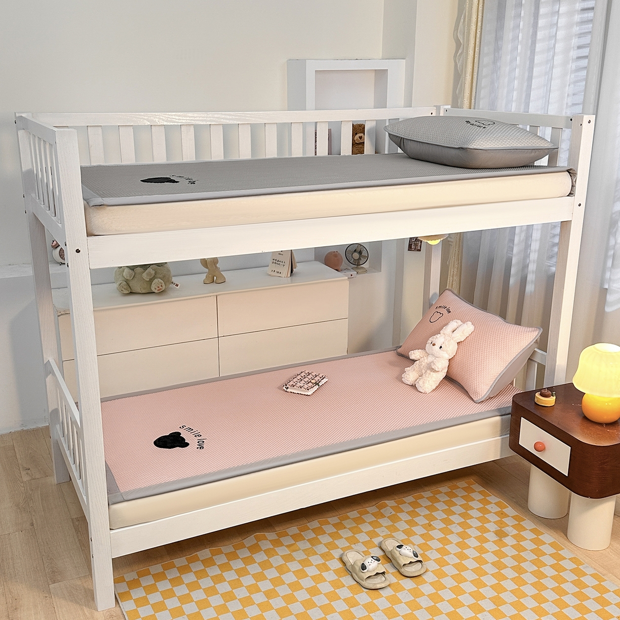 91家纺网 家纺一手货源 找家纺 奇丝雅 2026新款夏季A类真PE凉感冰豆豆凉席冰丝床单单件冰丝席可机洗单人-学生床 八宝熊-粉