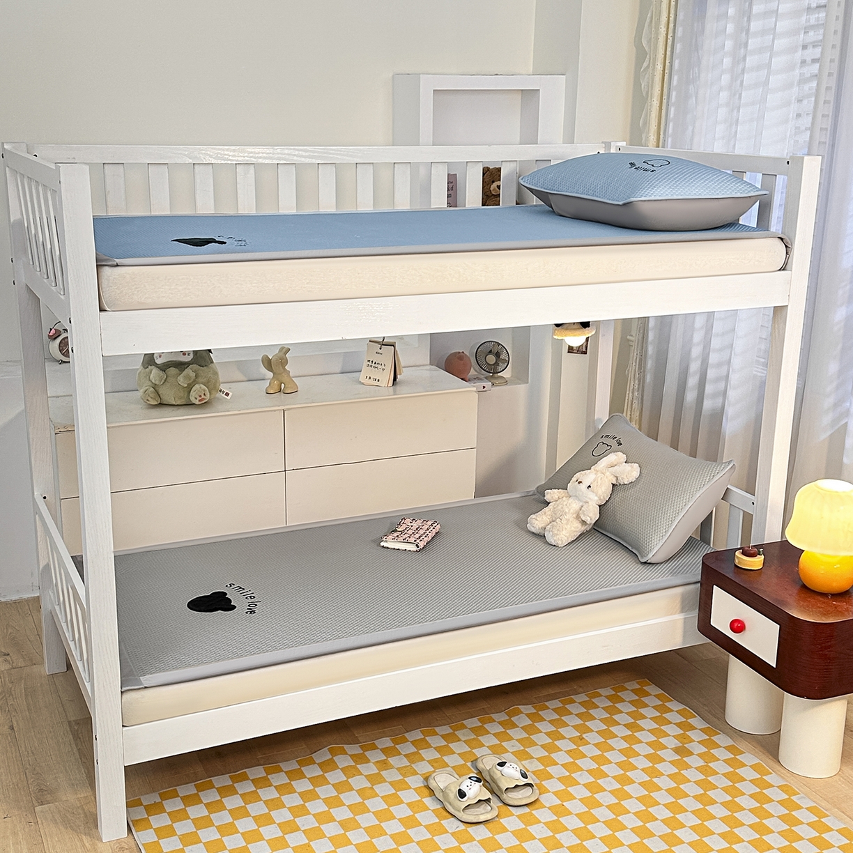 91家纺网 家纺一手货源 找家纺 奇丝雅 2026新款夏季A类真PE凉感冰豆豆凉席冰丝床单单件冰丝席可机洗单人-学生床 八宝熊-灰