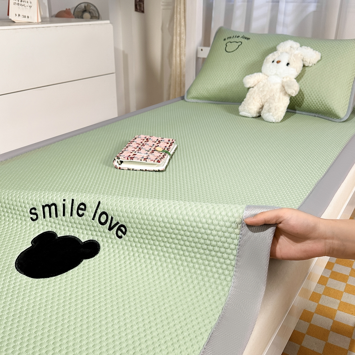 91家纺网 家纺一手货源 找家纺 奇丝雅 2026新款夏季A类真PE凉感冰豆豆凉席冰丝床单单件冰丝席可机洗单人-学生床 八宝熊-绿