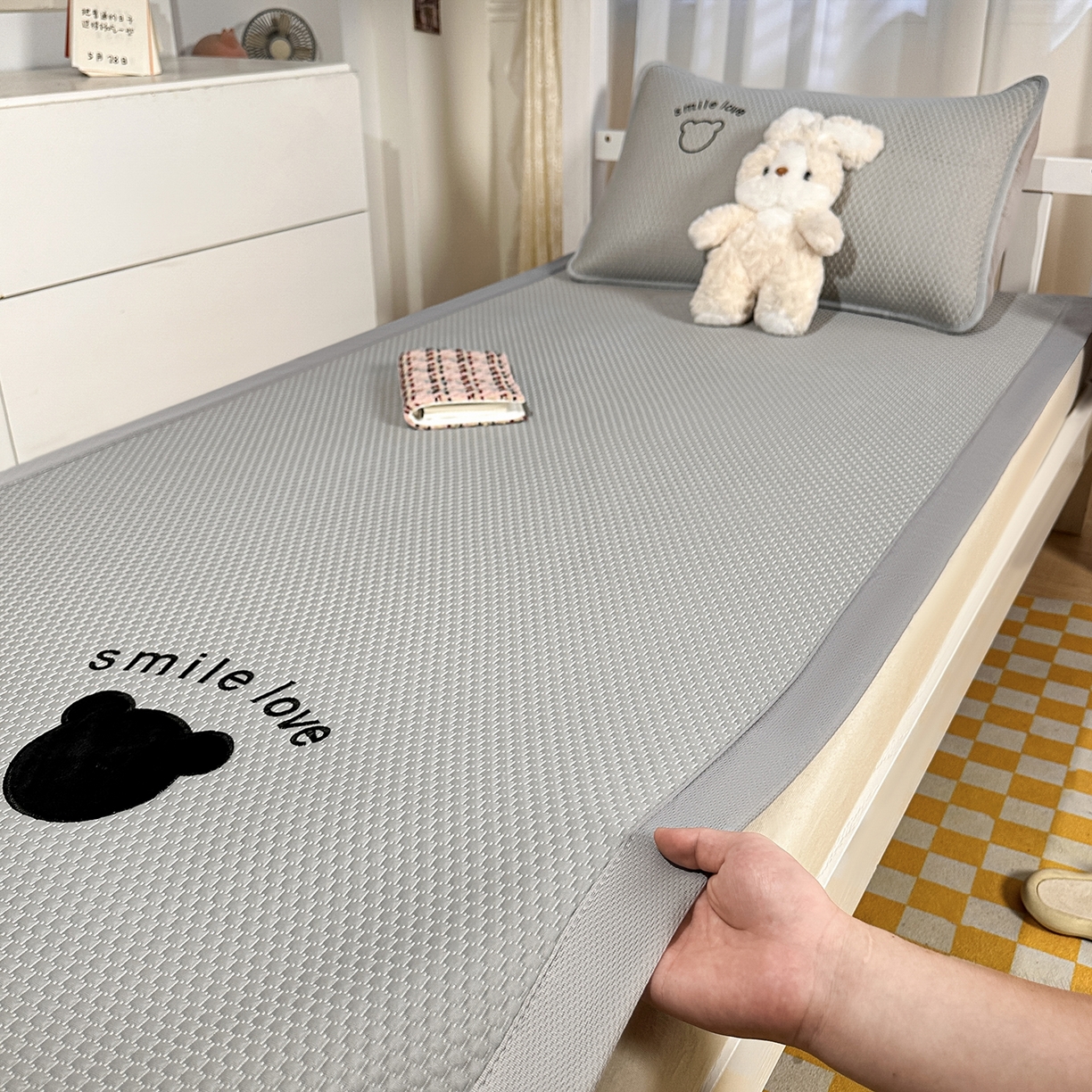 91家纺网 家纺一手货源 找家纺 奇丝雅 2026新款夏季A类真PE凉感冰豆豆凉席冰丝床单单件冰丝席可机洗单人-学生床 八宝熊-灰