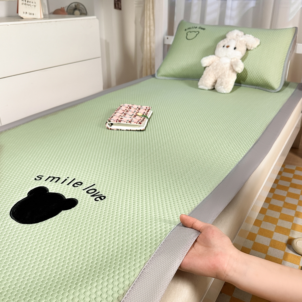 91家纺网 家纺一手货源 找家纺 奇丝雅 2026新款夏季A类真PE凉感冰豆豆凉席冰丝床单单件冰丝席可机洗单人-学生床 八宝熊-绿