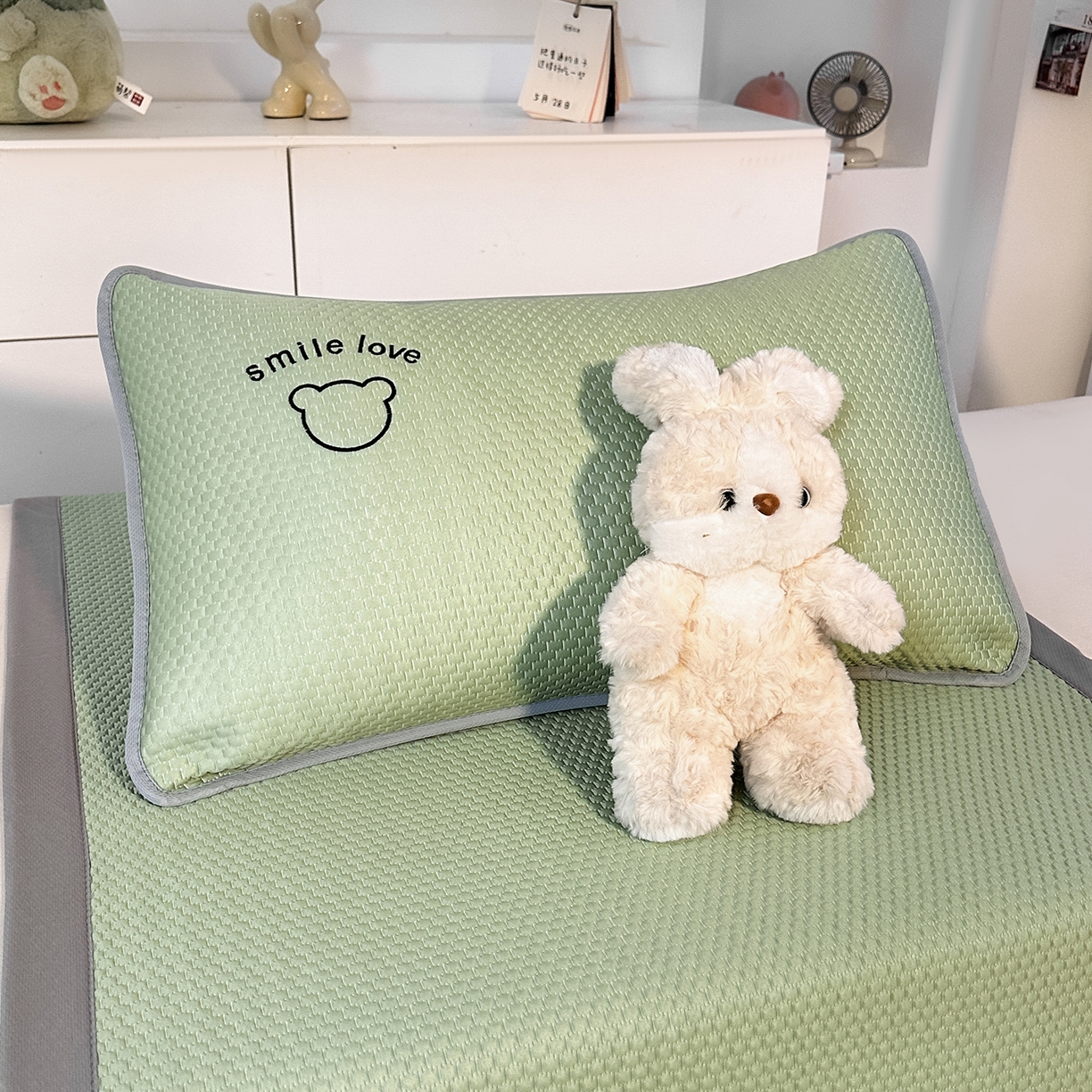 91家纺网 家纺一手货源 找家纺 奇丝雅 2026新款夏季A类真PE凉感冰豆豆凉席冰丝床单单件冰丝席可机洗单人-学生床 八宝熊-绿