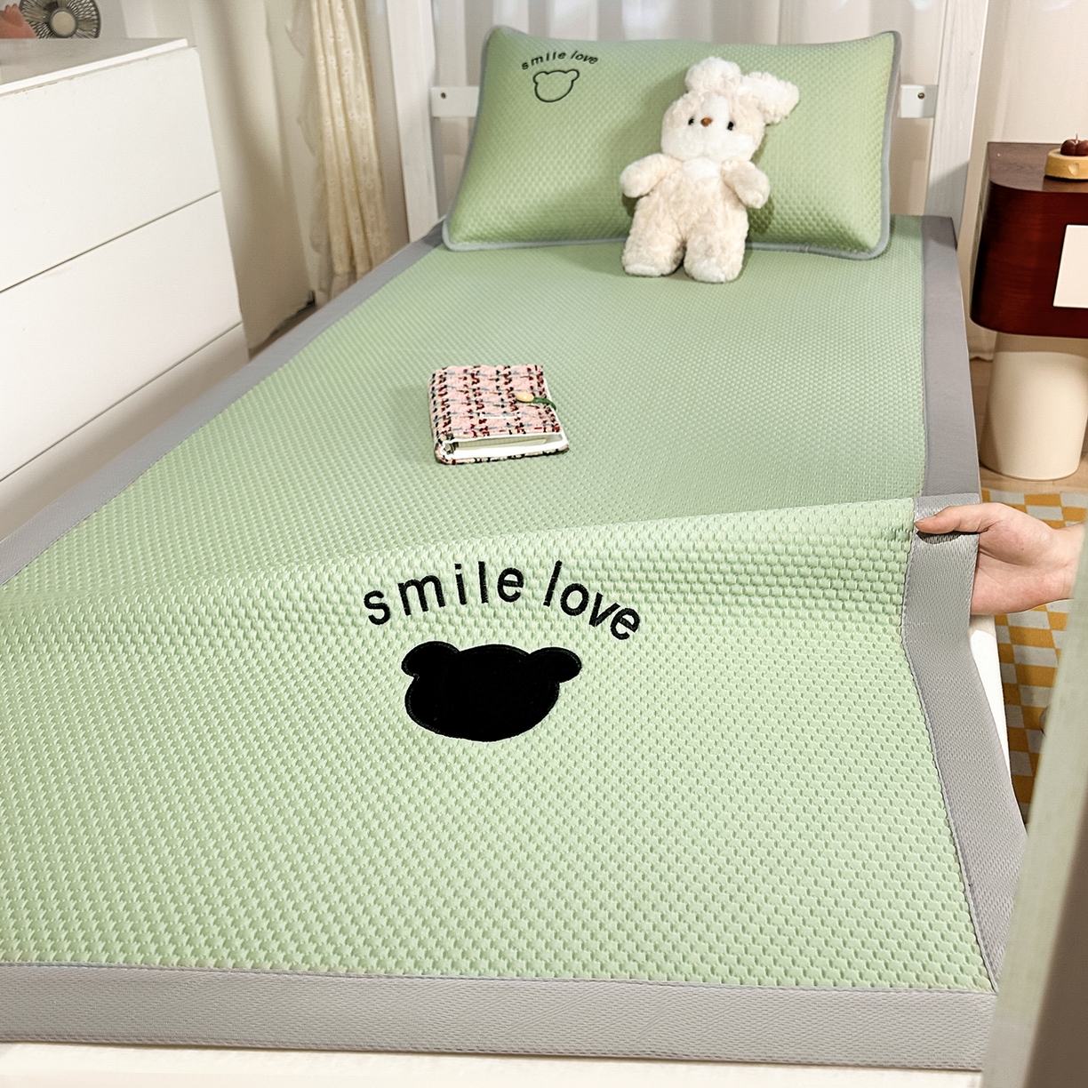 91家纺网 家纺一手货源 找家纺 奇丝雅 2026新款夏季A类真PE凉感冰豆豆凉席冰丝床单单件冰丝席可机洗单人-学生床 八宝熊-绿