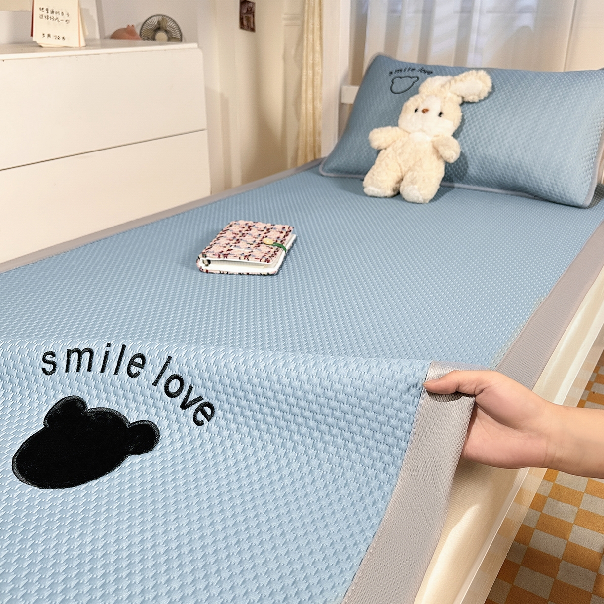 91家纺网 家纺一手货源 找家纺 奇丝雅 2026新款夏季A类真PE凉感冰豆豆凉席冰丝床单单件冰丝席可机洗单人-学生床 八宝熊-蓝