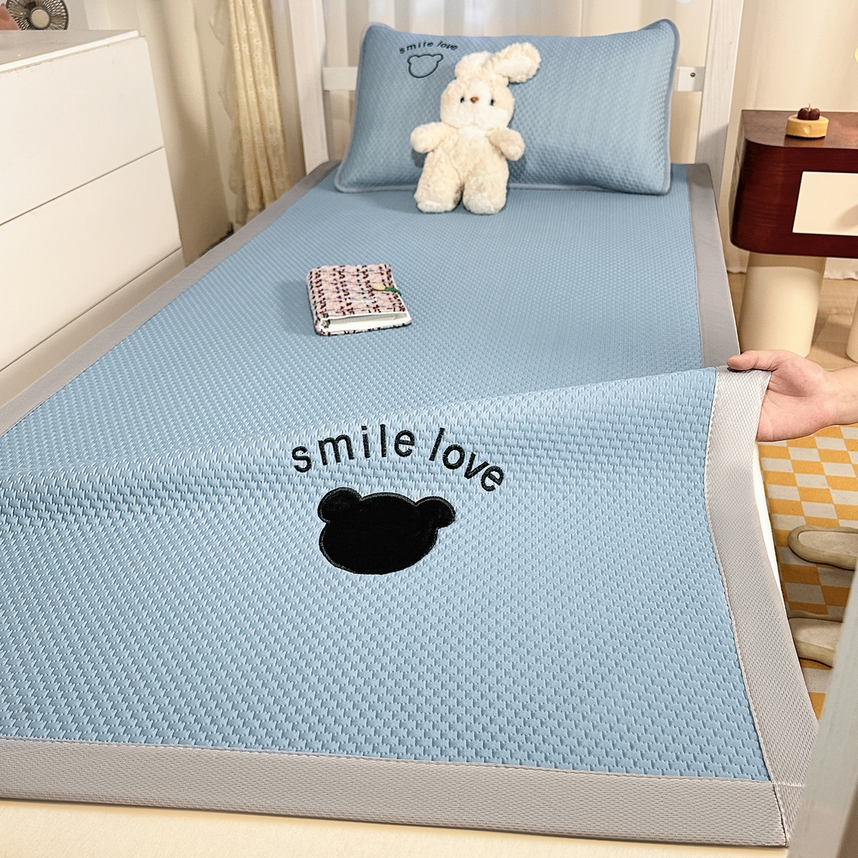 91家纺网 家纺一手货源 找家纺 奇丝雅 2026新款夏季A类真PE凉感冰豆豆凉席冰丝床单单件冰丝席可机洗单人-学生床 八宝熊-蓝