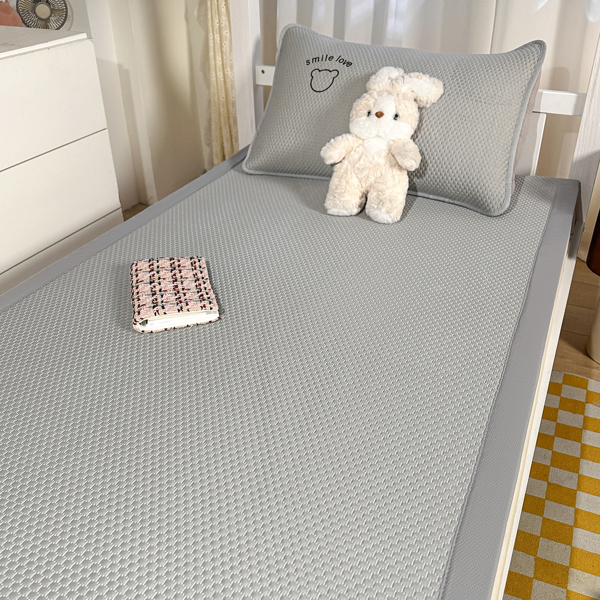 91家纺网 家纺一手货源 找家纺 奇丝雅 2026新款夏季A类真PE凉感冰豆豆凉席冰丝床单单件冰丝席可机洗单人-学生床 八宝熊-灰