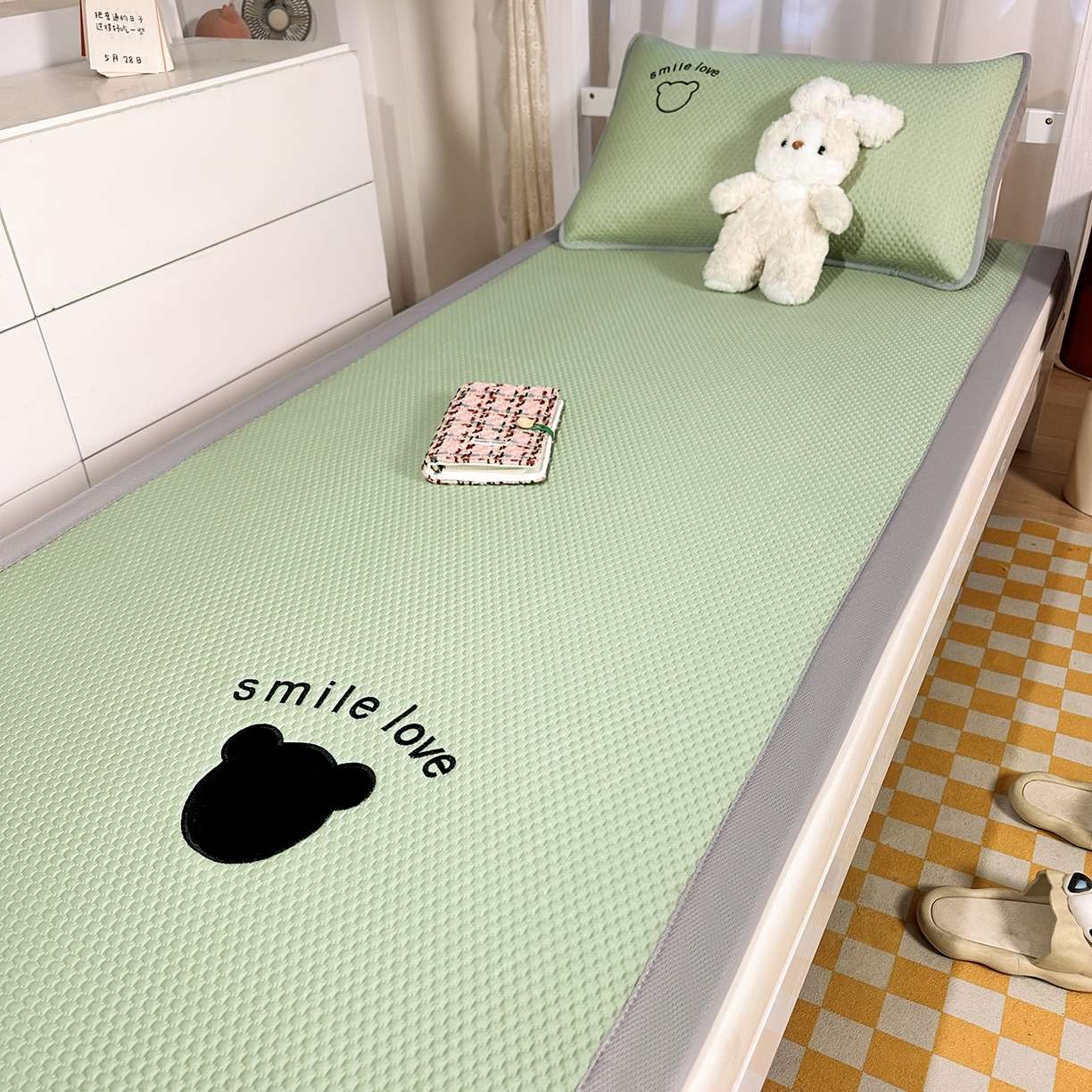 91家纺网 家纺一手货源 找家纺 奇丝雅 2026新款夏季A类真PE凉感冰豆豆凉席冰丝床单单件冰丝席可机洗单人-学生床 八宝熊-绿