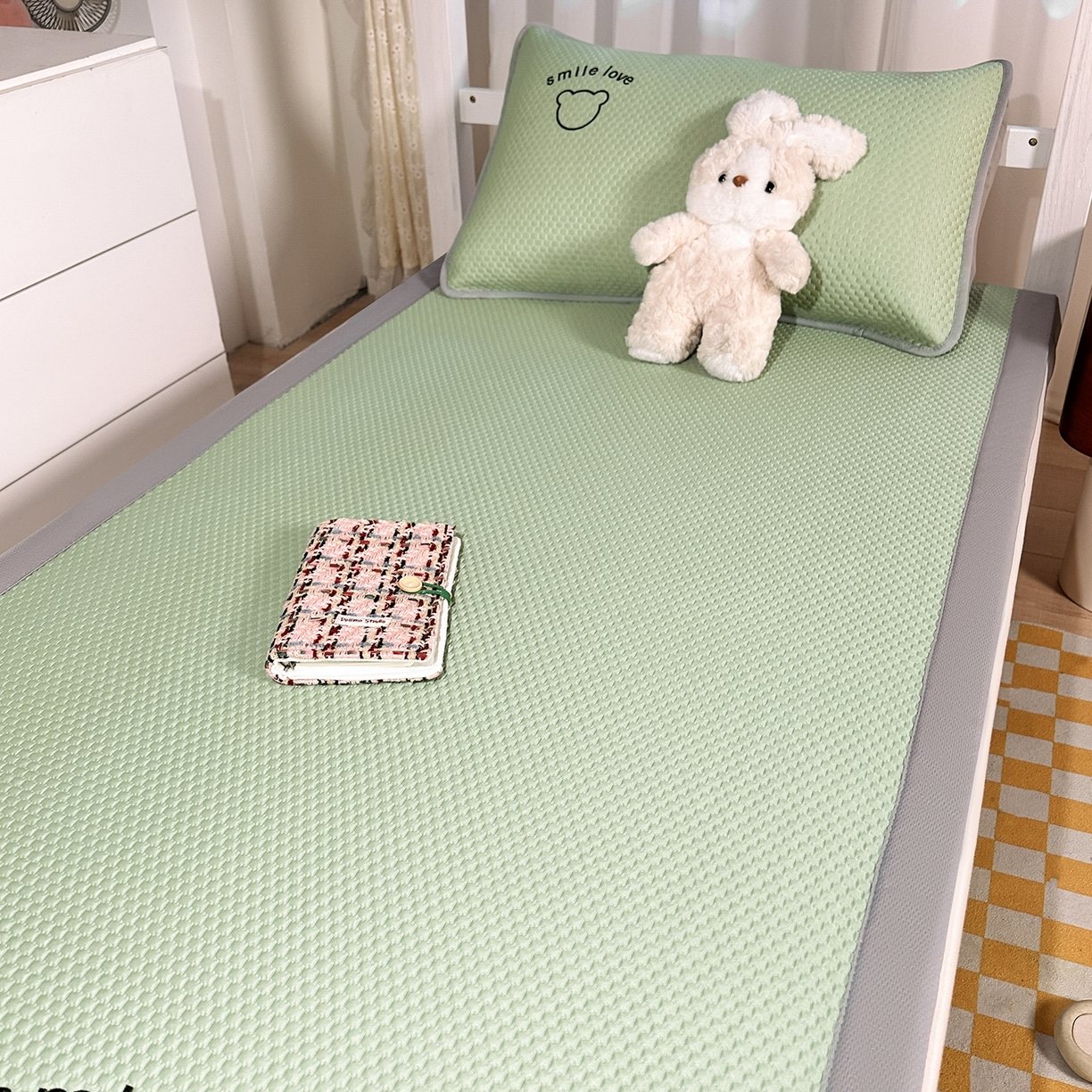 91家纺网 家纺一手货源 找家纺 奇丝雅 2026新款夏季A类真PE凉感冰豆豆凉席冰丝床单单件冰丝席可机洗单人-学生床 八宝熊-绿