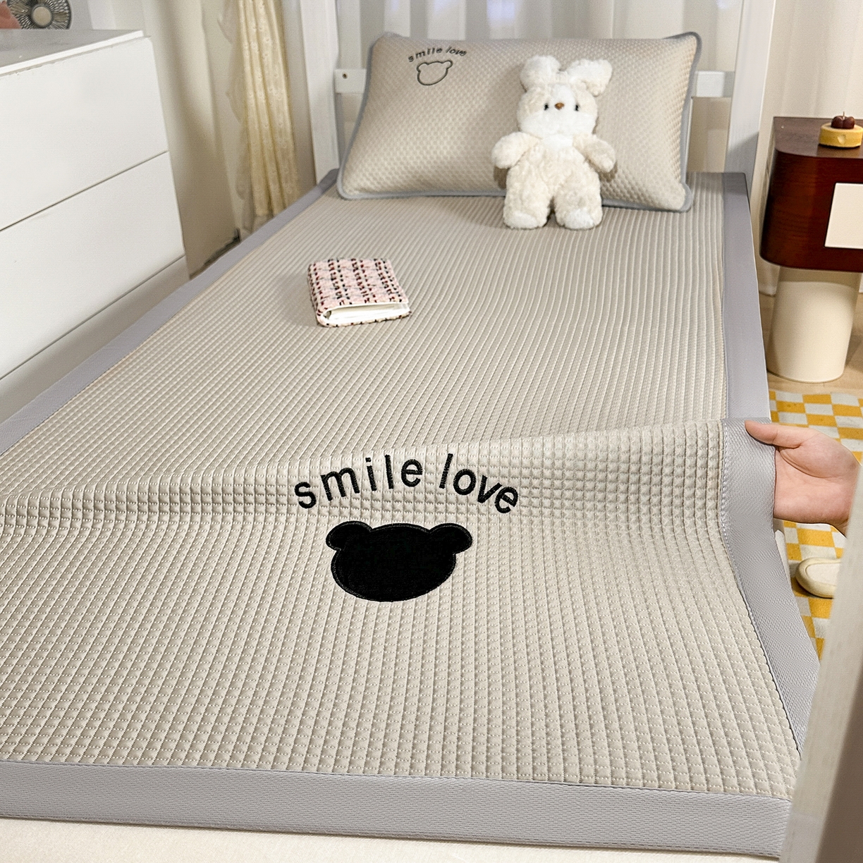 91家纺网 家纺一手货源 找家纺 奇丝雅 2026新款夏季A类真PE凉感冰豆豆凉席冰丝床单单件冰丝席可机洗单人-学生床 八宝熊-咖