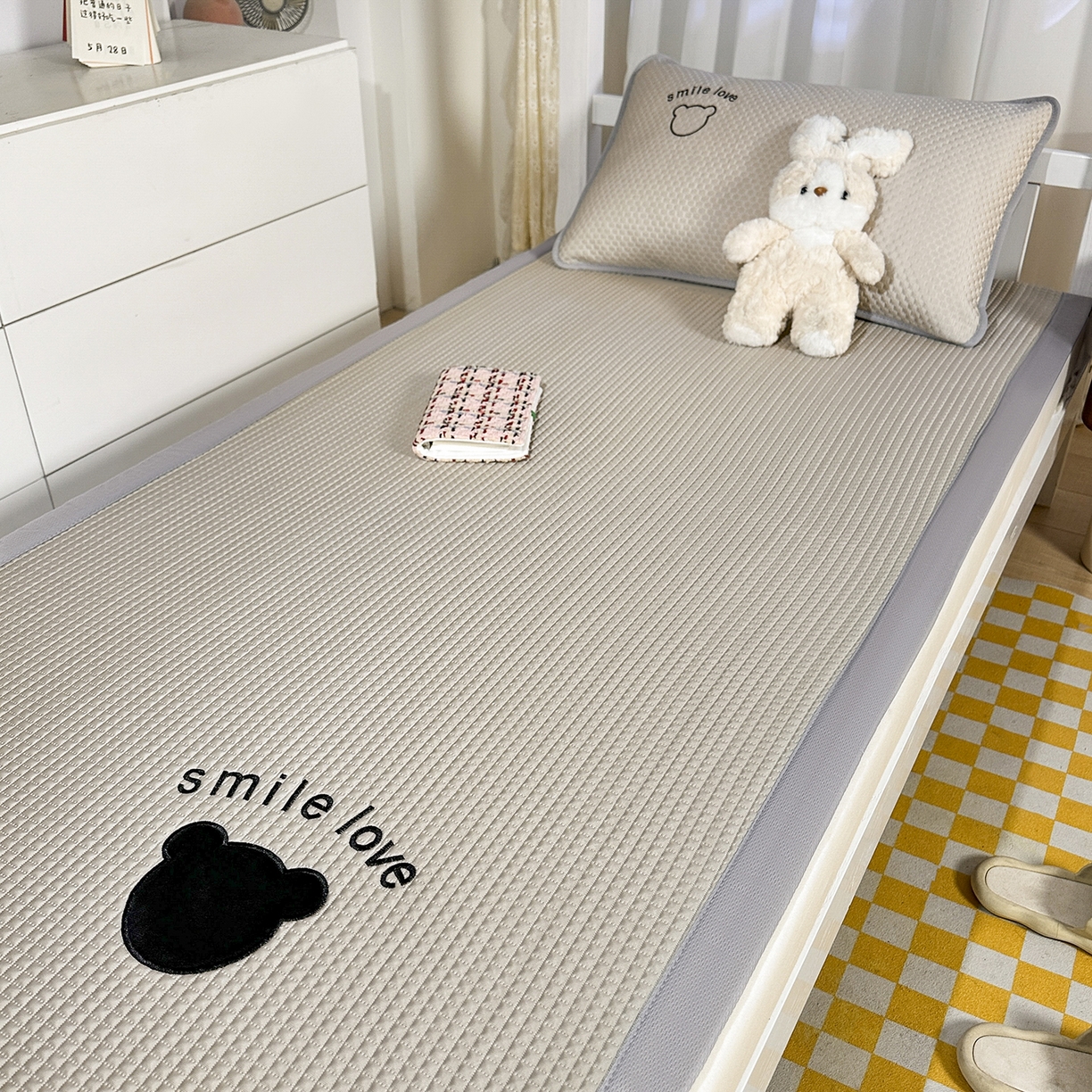 91家纺网 家纺一手货源 找家纺 奇丝雅 2026新款夏季A类真PE凉感冰豆豆凉席冰丝床单单件冰丝席可机洗单人-学生床 八宝熊-咖