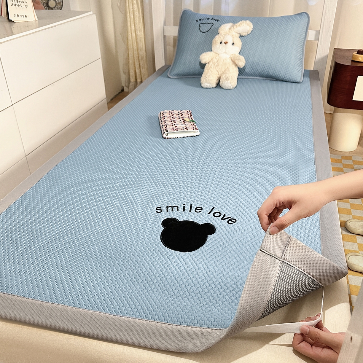 91家纺网 家纺一手货源 找家纺 奇丝雅 2026新款夏季A类真PE凉感冰豆豆凉席冰丝床单单件冰丝席可机洗单人-学生床 八宝熊-蓝