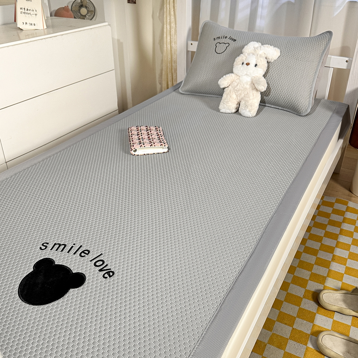 91家纺网 家纺一手货源 找家纺 奇丝雅 2026新款夏季A类真PE凉感冰豆豆凉席冰丝床单单件冰丝席可机洗单人-学生床 八宝熊-灰