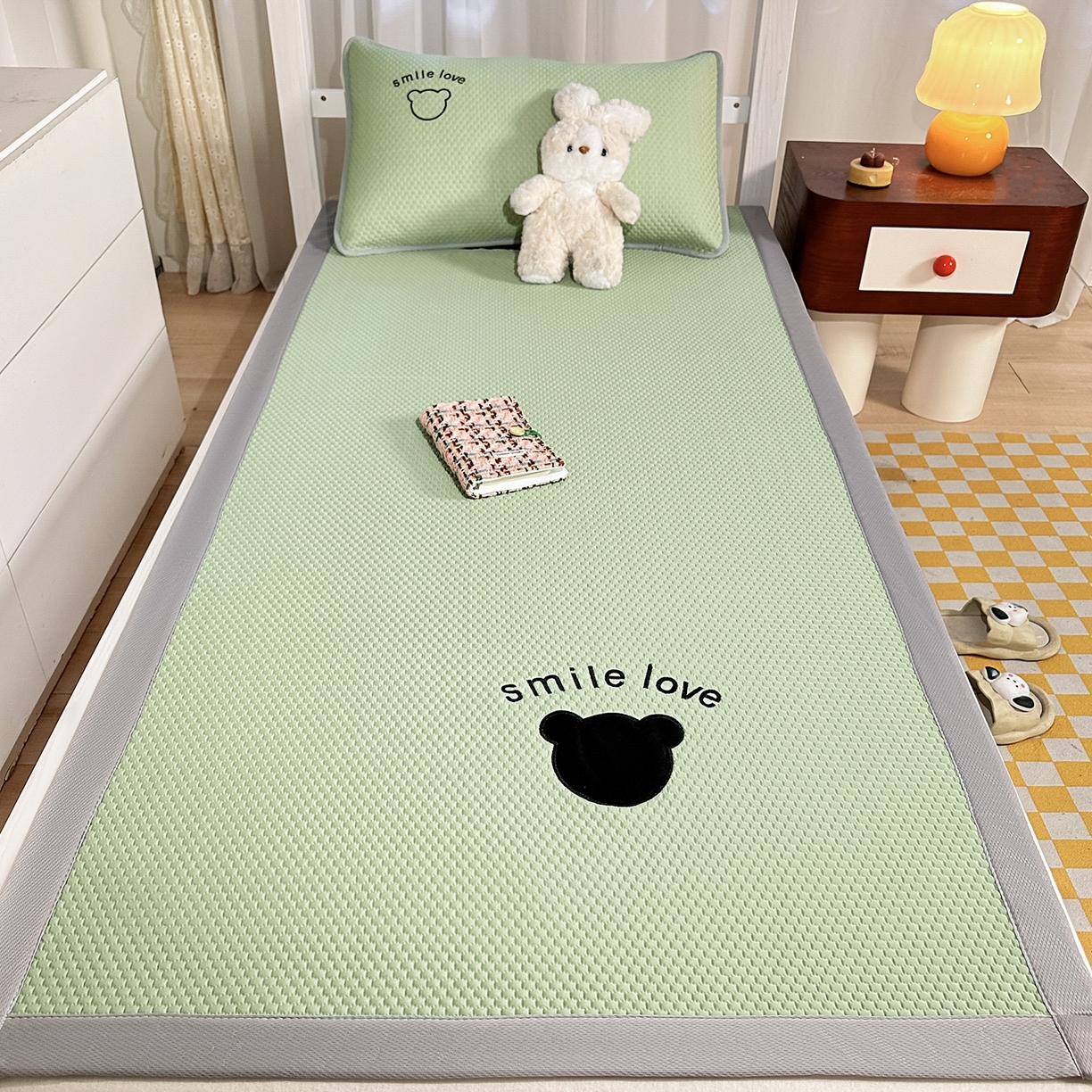 91家纺网 家纺一手货源 找家纺 奇丝雅 2026新款夏季A类真PE凉感冰豆豆凉席冰丝床单单件冰丝席可机洗单人-学生床 八宝熊-绿