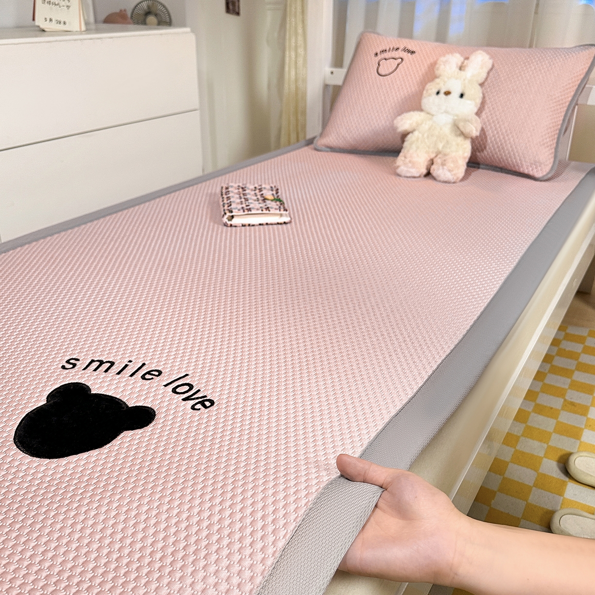 91家纺网 家纺一手货源 找家纺 奇丝雅 2026新款夏季A类真PE凉感冰豆豆凉席冰丝床单单件冰丝席可机洗单人-学生床 八宝熊-粉