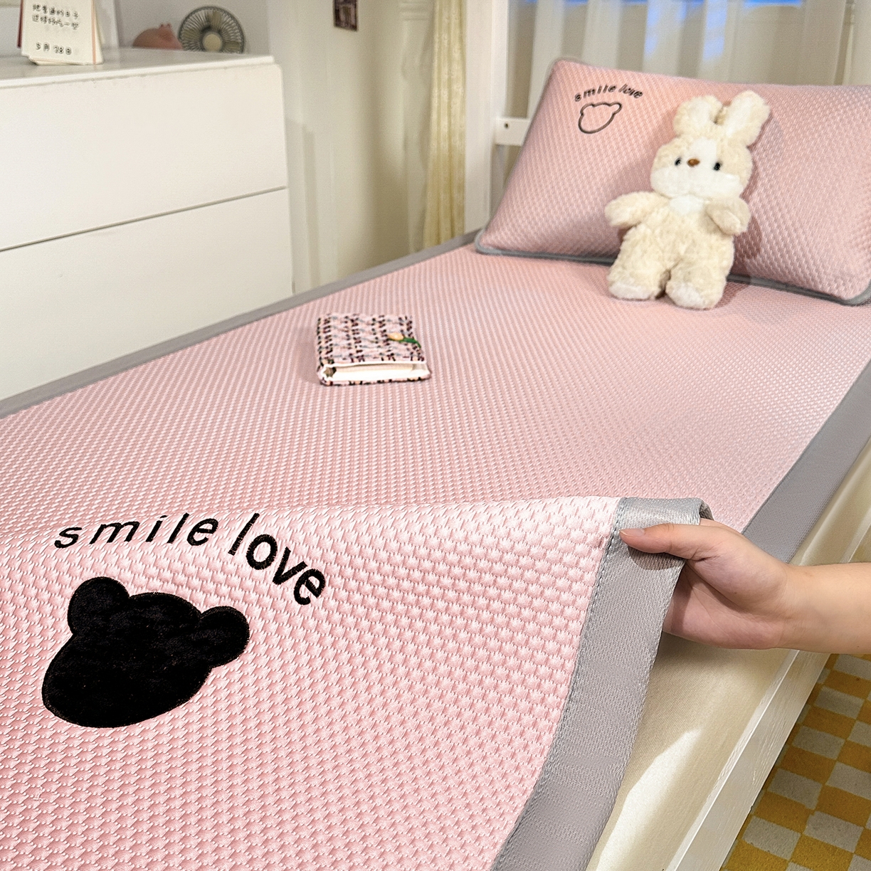 91家纺网 家纺一手货源 找家纺 奇丝雅 2026新款夏季A类真PE凉感冰豆豆凉席冰丝床单单件冰丝席可机洗单人-学生床 八宝熊-粉