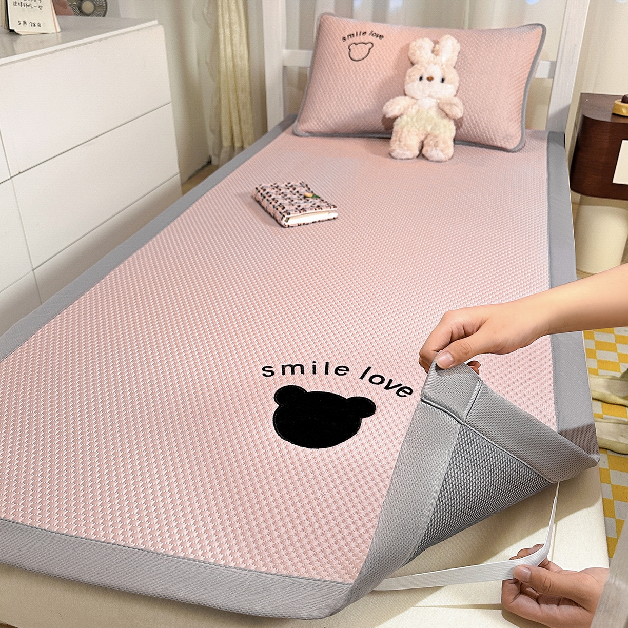 91家纺网 家纺一手货源 找家纺 奇丝雅 2026新款夏季A类真PE凉感冰豆豆凉席冰丝床单单件冰丝席可机洗单人-学生床 八宝熊-粉