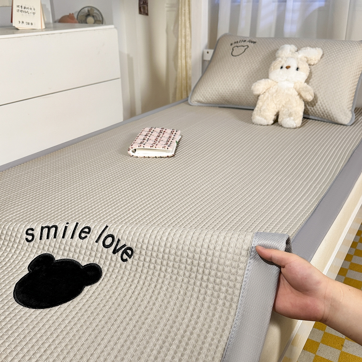 91家纺网 家纺一手货源 找家纺 奇丝雅 2026新款夏季A类真PE凉感冰豆豆凉席冰丝床单单件冰丝席可机洗单人-学生床 八宝熊-咖